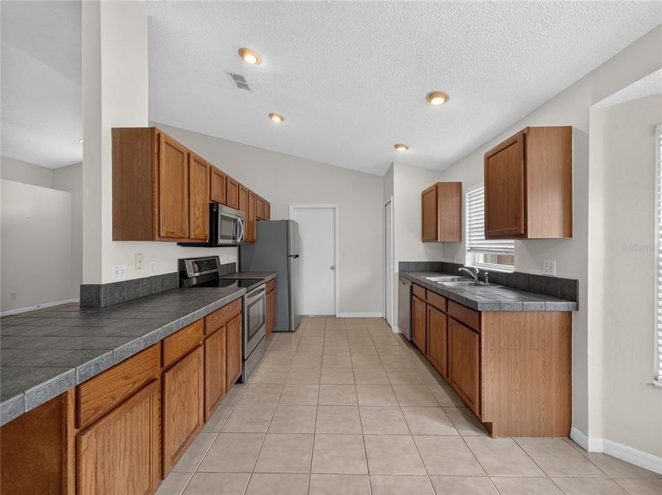Active With Contract: $350,000 (3 beds, 2 baths, 1564 Square Feet)
