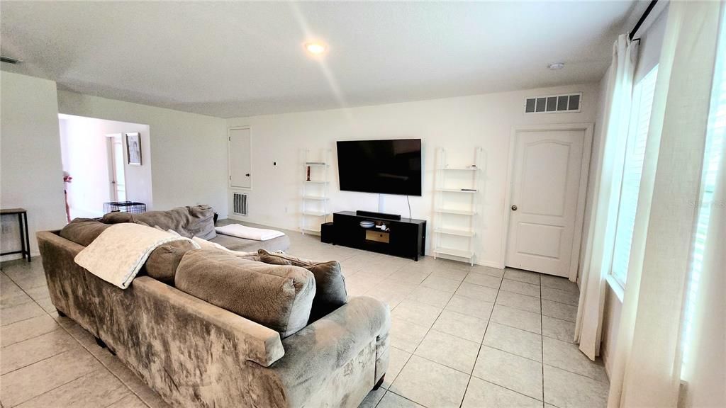 For Sale: $335,000 (4 beds, 2 baths, 1845 Square Feet)