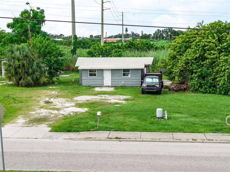 На продажу: $750,000 (0.86 acres)