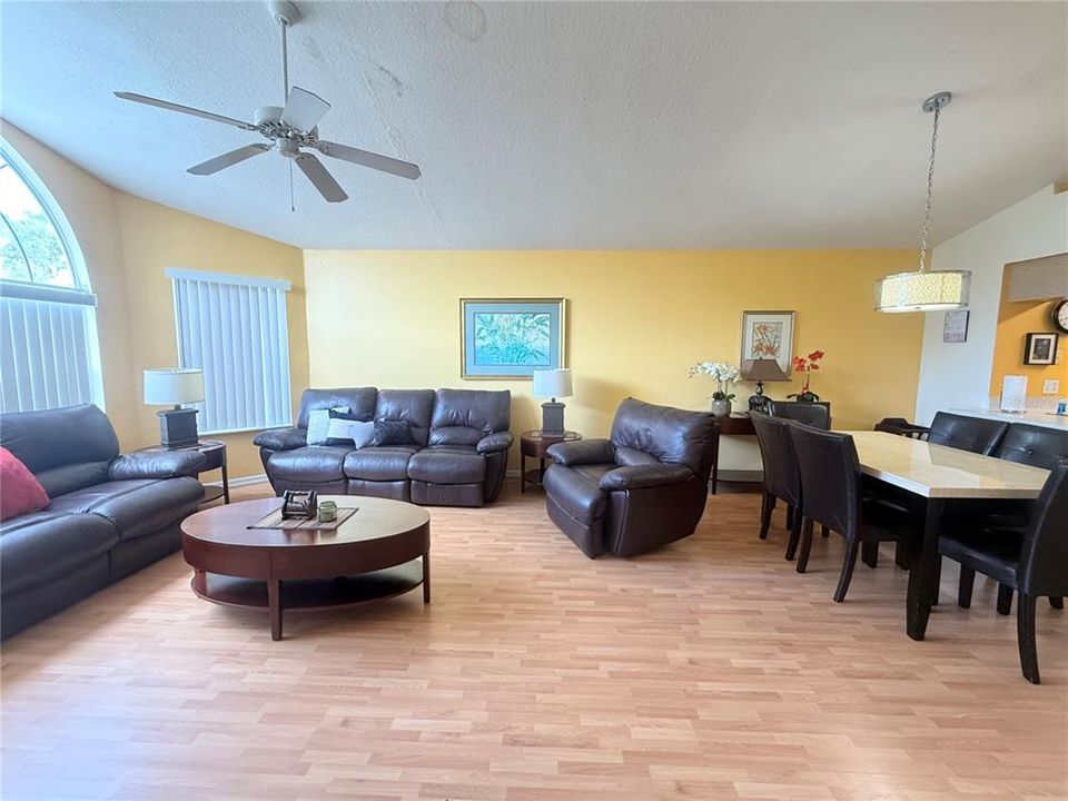 В аренду: $1,800 (3 спален, 2 ванн, 1357 Квадратных фут)