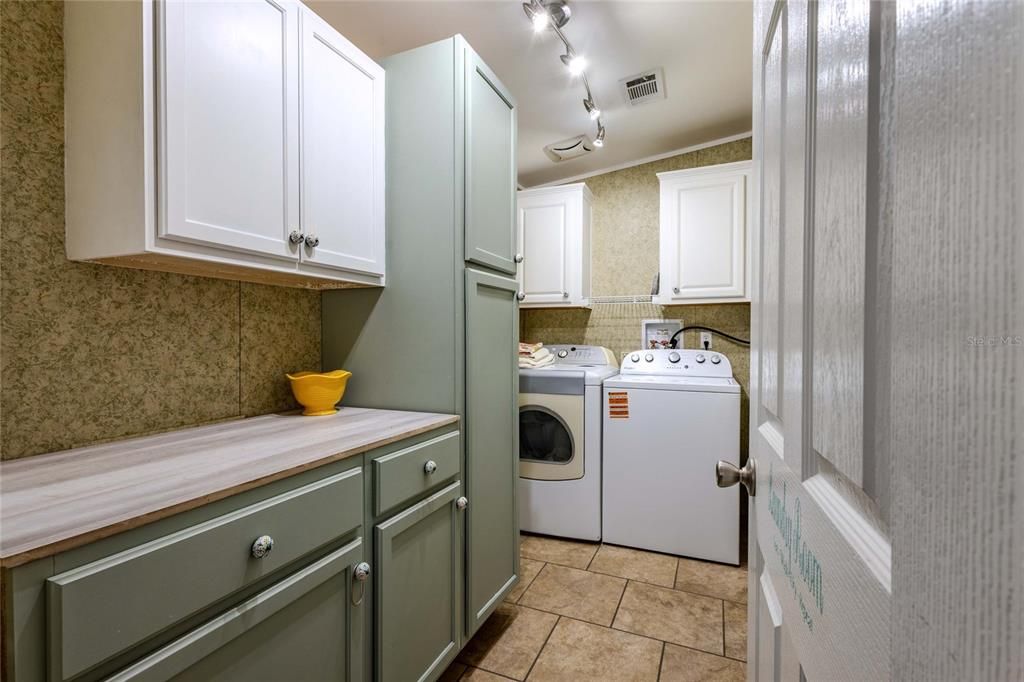 For Sale: $259,900 (3 beds, 2 baths, 1512 Square Feet)