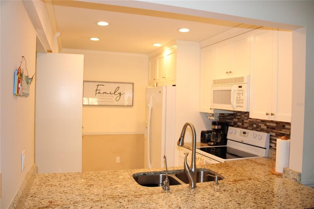 For Rent: $1,750 (2 beds, 1 baths, 880 Square Feet)