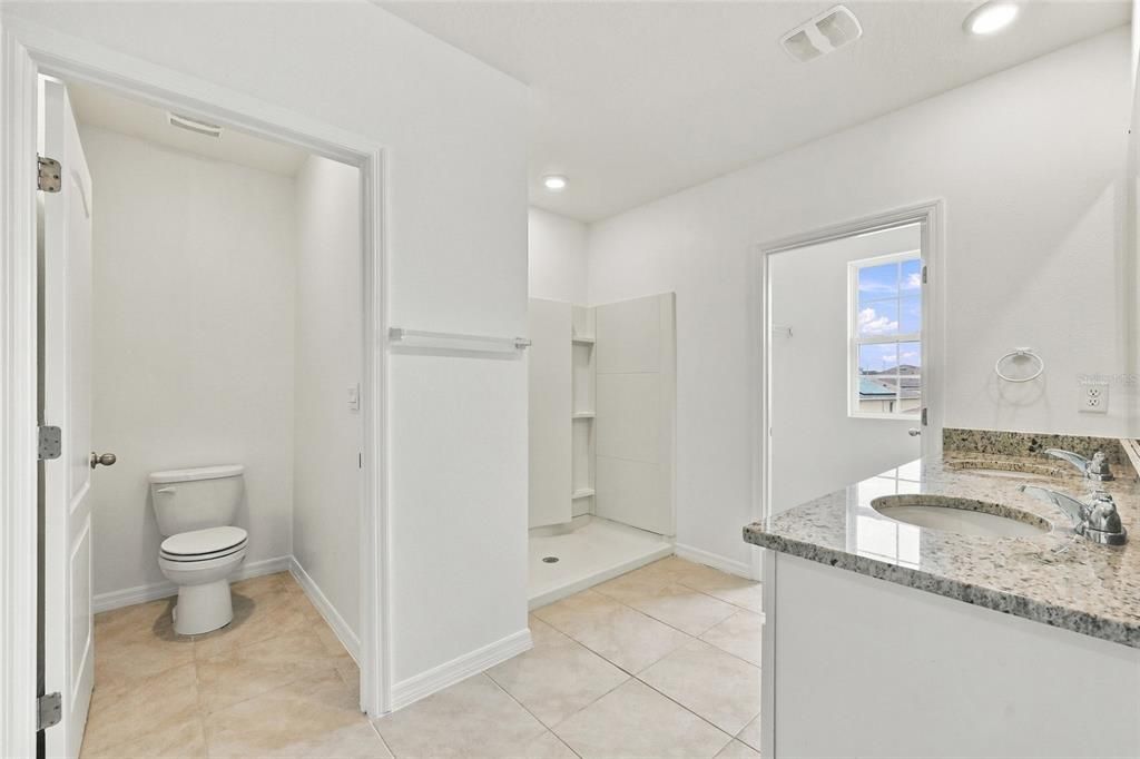 For Sale: $379,000 (5 beds, 3 baths, 2601 Square Feet)