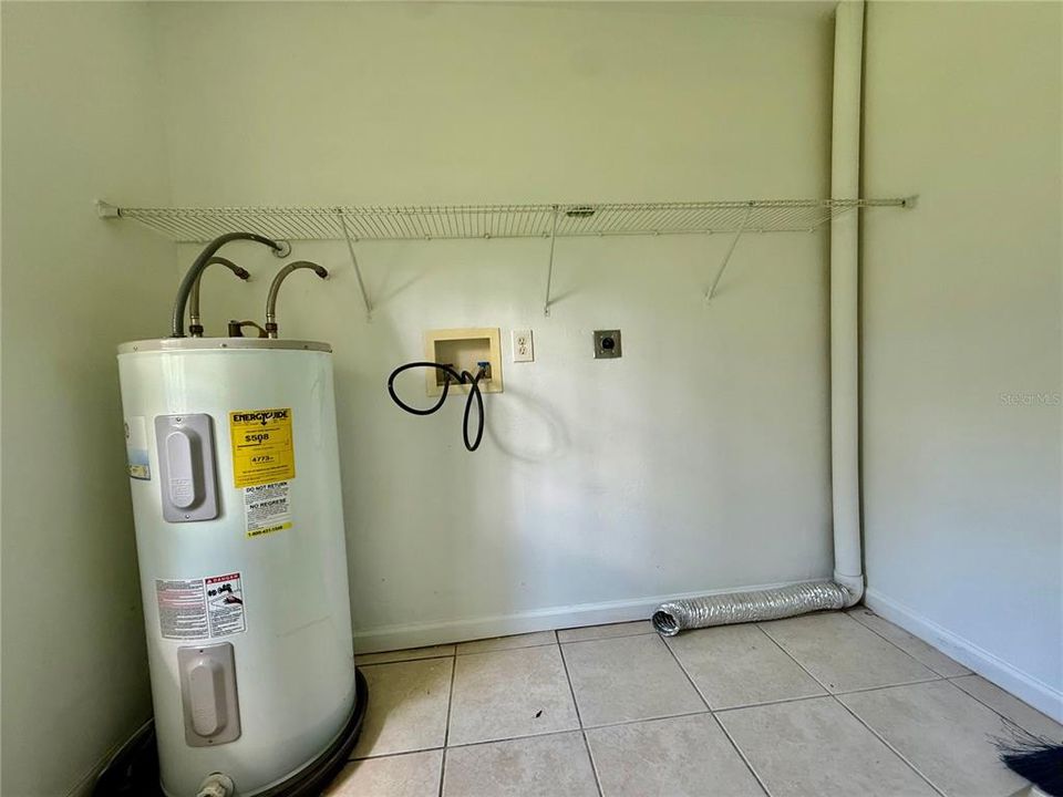 For Rent: $1,745 (3 beds, 1 baths, 920 Square Feet)