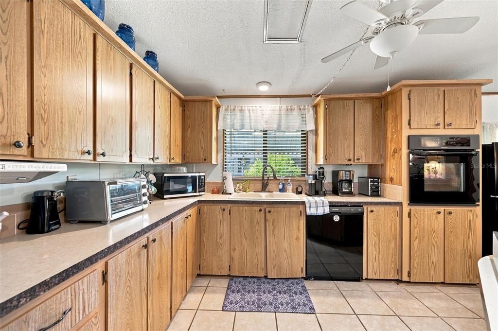 На продажу: $179,900 (2 спален, 2 ванн, 1462 Квадратных фут)
