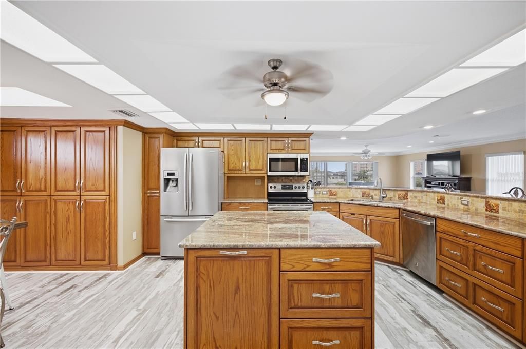 En Venta: $725,000 (5 camas, 4 baños, 3526 Pies cuadrados)