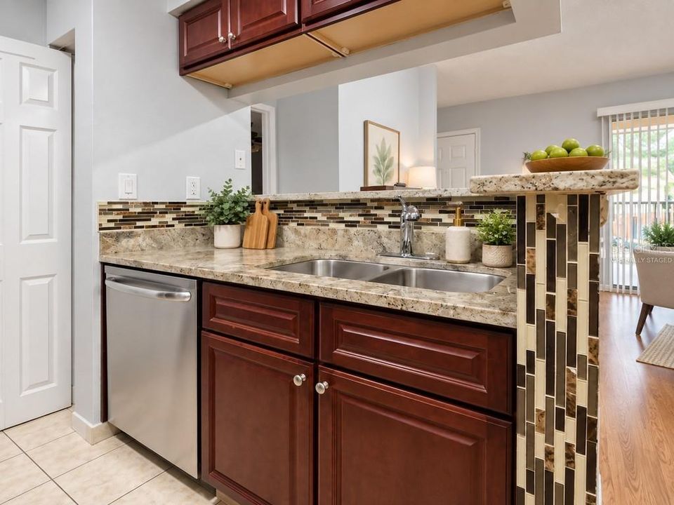 For Rent: $1,650 (2 beds, 2 baths, 918 Square Feet)