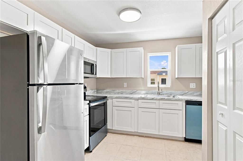 For Sale: $125,000 (2 beds, 2 baths, 864 Square Feet)