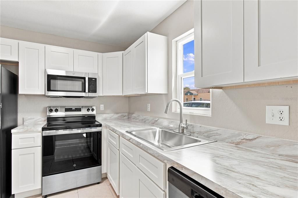 For Sale: $125,000 (2 beds, 2 baths, 864 Square Feet)