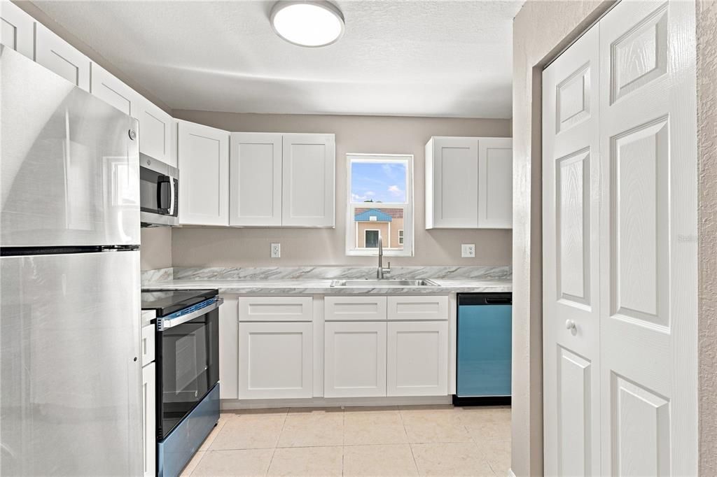 For Sale: $125,000 (2 beds, 2 baths, 864 Square Feet)
