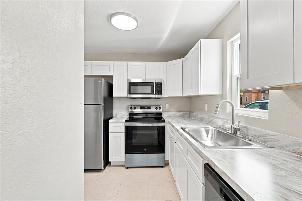 For Sale: $125,000 (2 beds, 2 baths, 864 Square Feet)