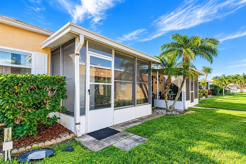For Sale: $125,000 (2 beds, 2 baths, 864 Square Feet)