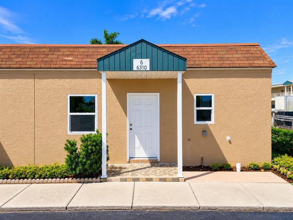 For Sale: $125,000 (2 beds, 2 baths, 864 Square Feet)