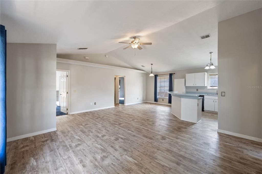 For Sale: $341,500 (4 beds, 2 baths, 1420 Square Feet)