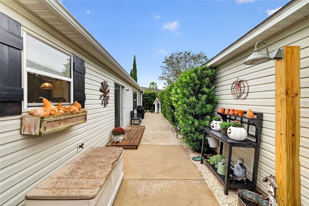 For Sale: $359,000 (2 beds, 2 baths, 1138 Square Feet)