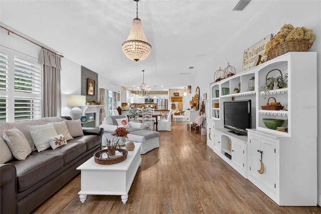 For Sale: $359,000 (2 beds, 2 baths, 1138 Square Feet)