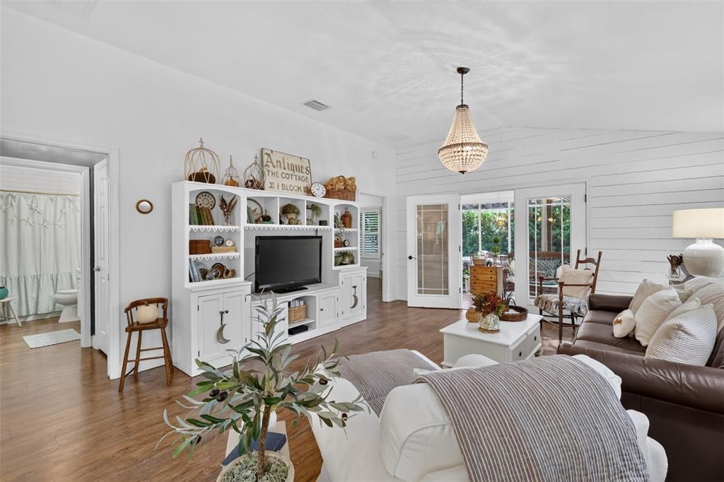 For Sale: $359,000 (2 beds, 2 baths, 1138 Square Feet)