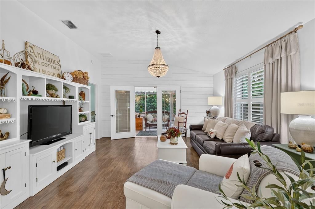 For Sale: $359,000 (2 beds, 2 baths, 1138 Square Feet)