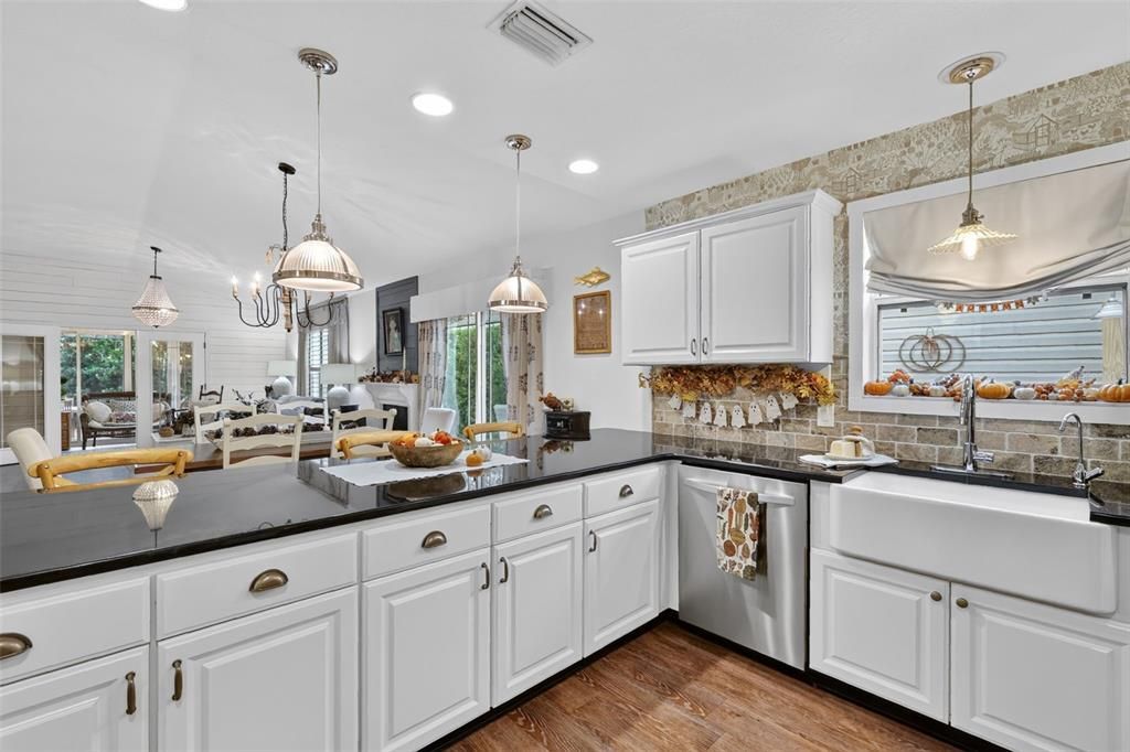 For Sale: $359,000 (2 beds, 2 baths, 1138 Square Feet)