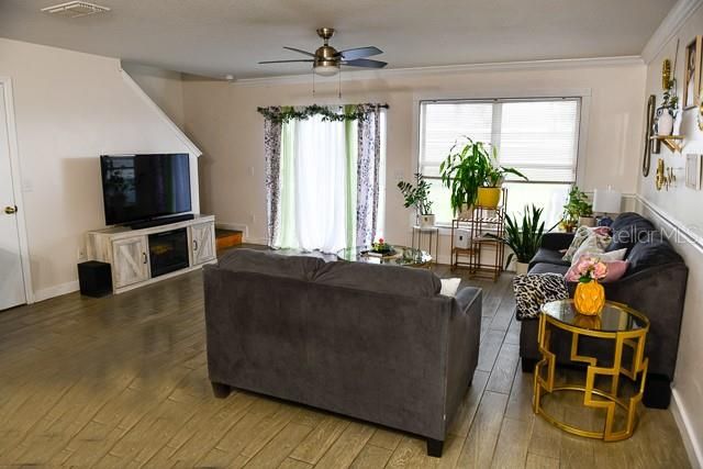 En Venta: $285,000 (3 camas, 2 baños, 1562 Pies cuadrados)