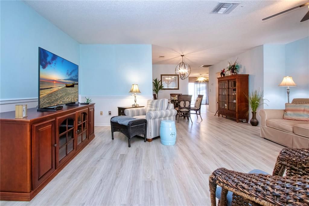 For Sale: $264,900 (2 beds, 2 baths, 1516 Square Feet)