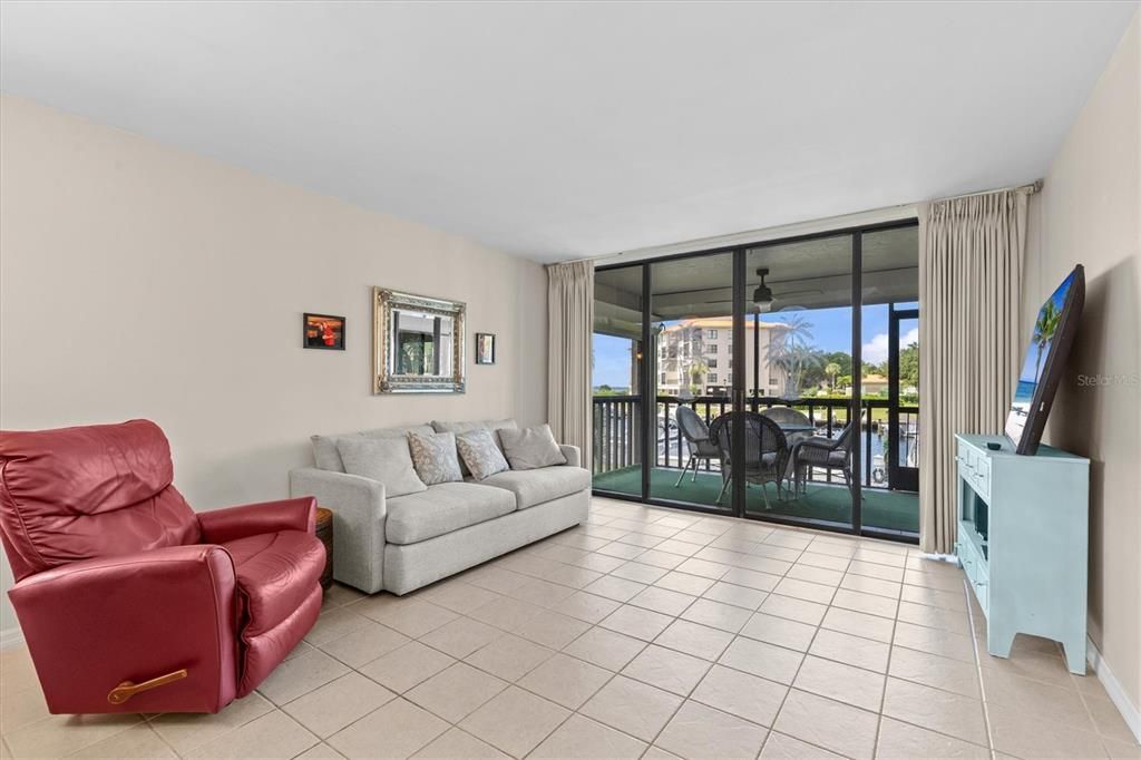 En Venta: $349,900 (2 camas, 2 baños, 1065 Pies cuadrados)
