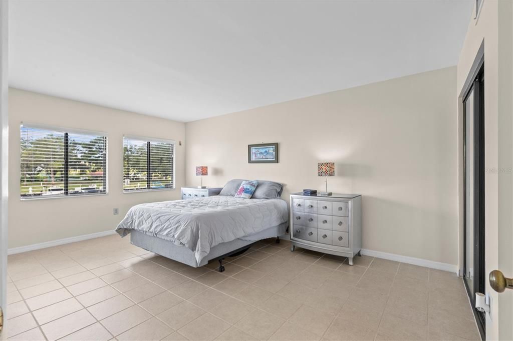 En Venta: $349,900 (2 camas, 2 baños, 1065 Pies cuadrados)