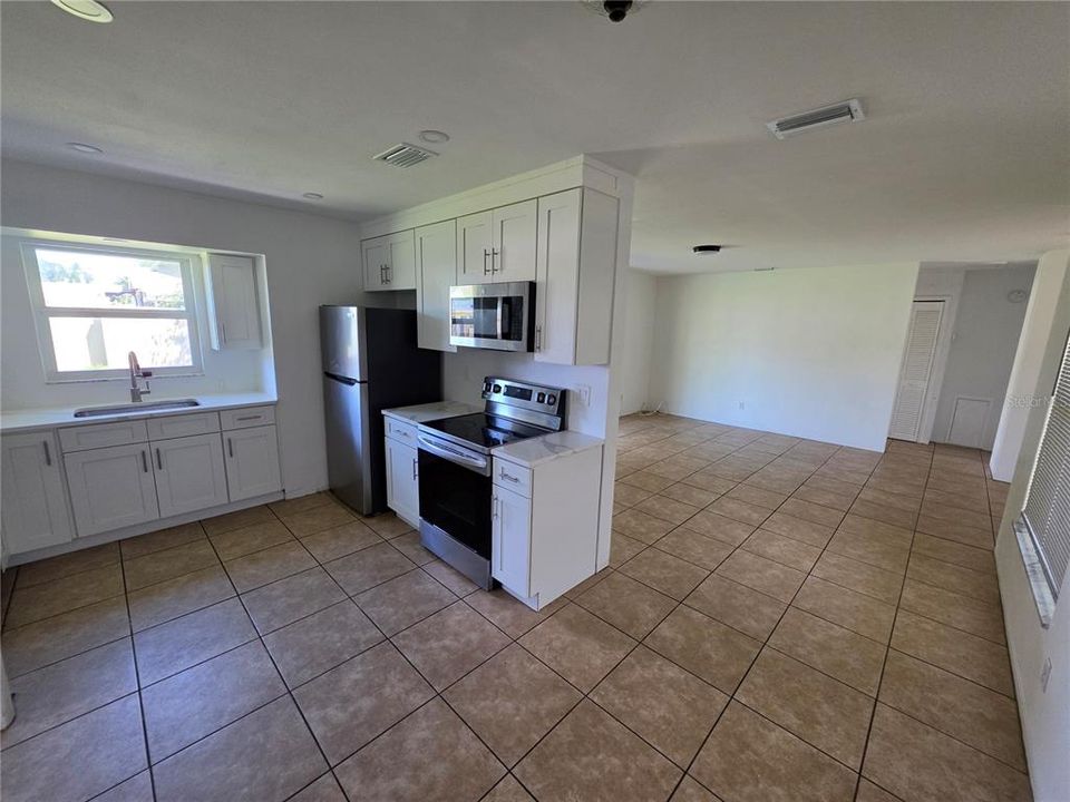 For Rent: $2,200 (2 beds, 1 baths, 925 Square Feet)