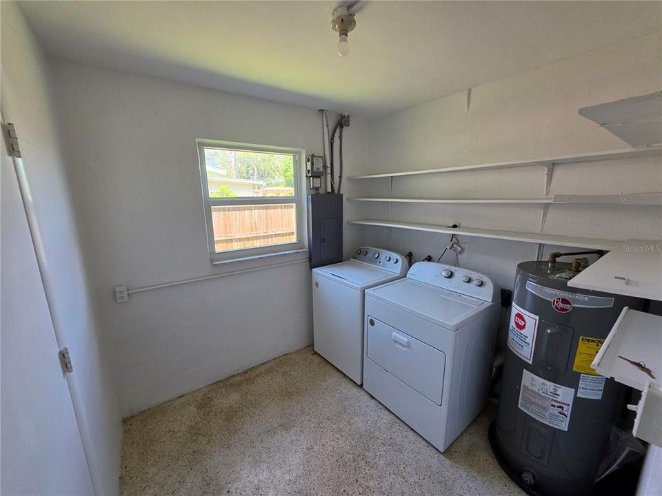 For Rent: $2,200 (2 beds, 1 baths, 925 Square Feet)