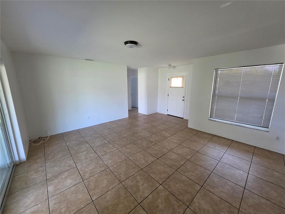 For Rent: $2,200 (2 beds, 1 baths, 925 Square Feet)
