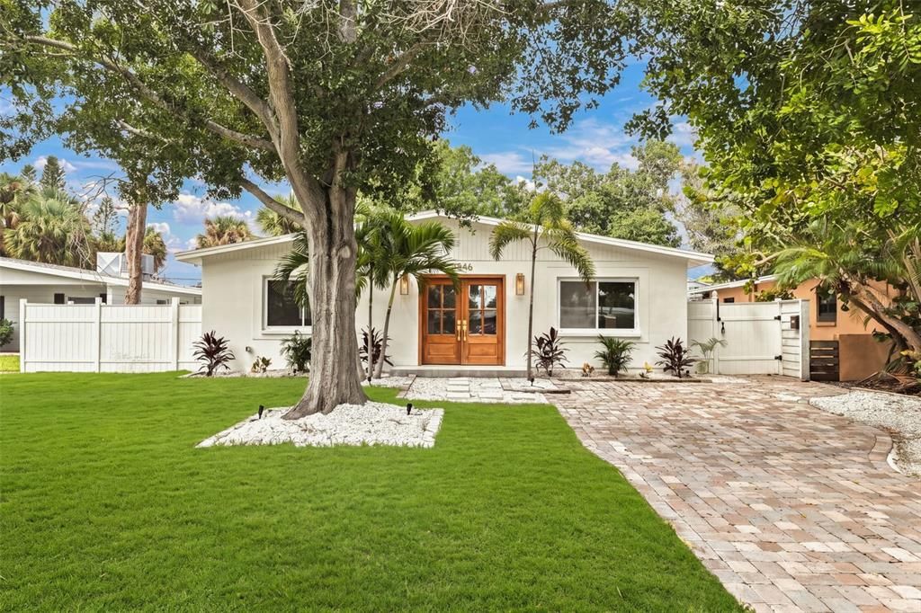 For Rent: $4,650 (3 beds, 3 baths, 1320 Square Feet)
