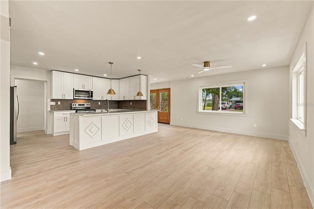 For Rent: $4,650 (3 beds, 3 baths, 1320 Square Feet)