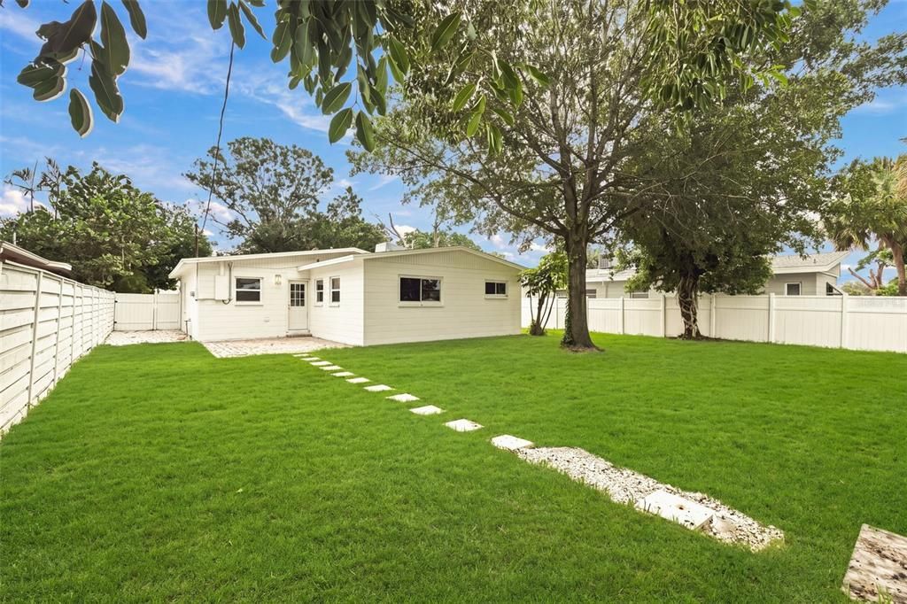 For Rent: $4,650 (3 beds, 3 baths, 1320 Square Feet)