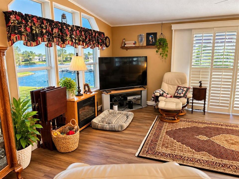 For Sale: $320,000 (2 beds, 2 baths, 1645 Square Feet)