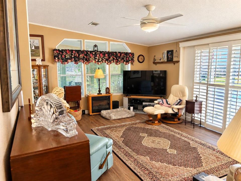 For Sale: $320,000 (2 beds, 2 baths, 1645 Square Feet)