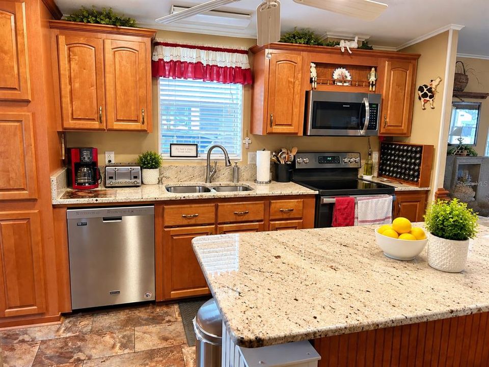 For Sale: $320,000 (2 beds, 2 baths, 1645 Square Feet)