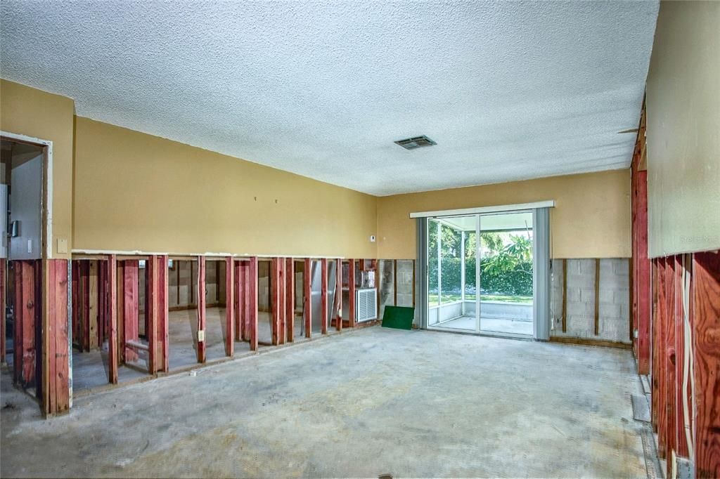 For Sale: $305,000 (3 beds, 2 baths, 1546 Square Feet)