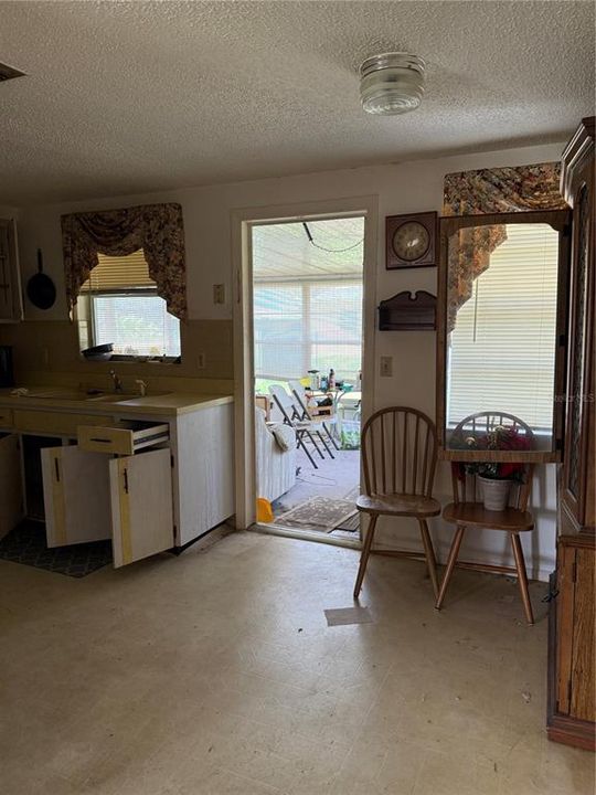 For Sale: $169,900 (2 beds, 1 baths, 775 Square Feet)