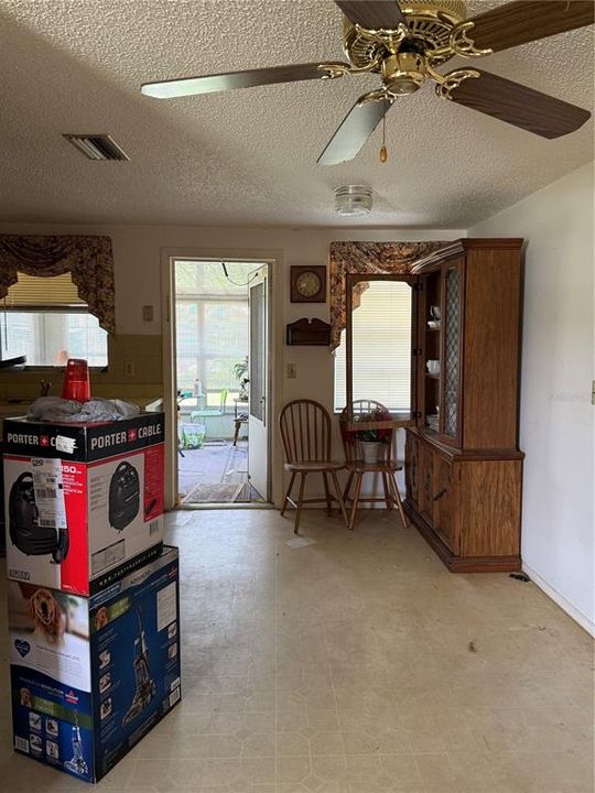 For Sale: $169,900 (2 beds, 1 baths, 775 Square Feet)
