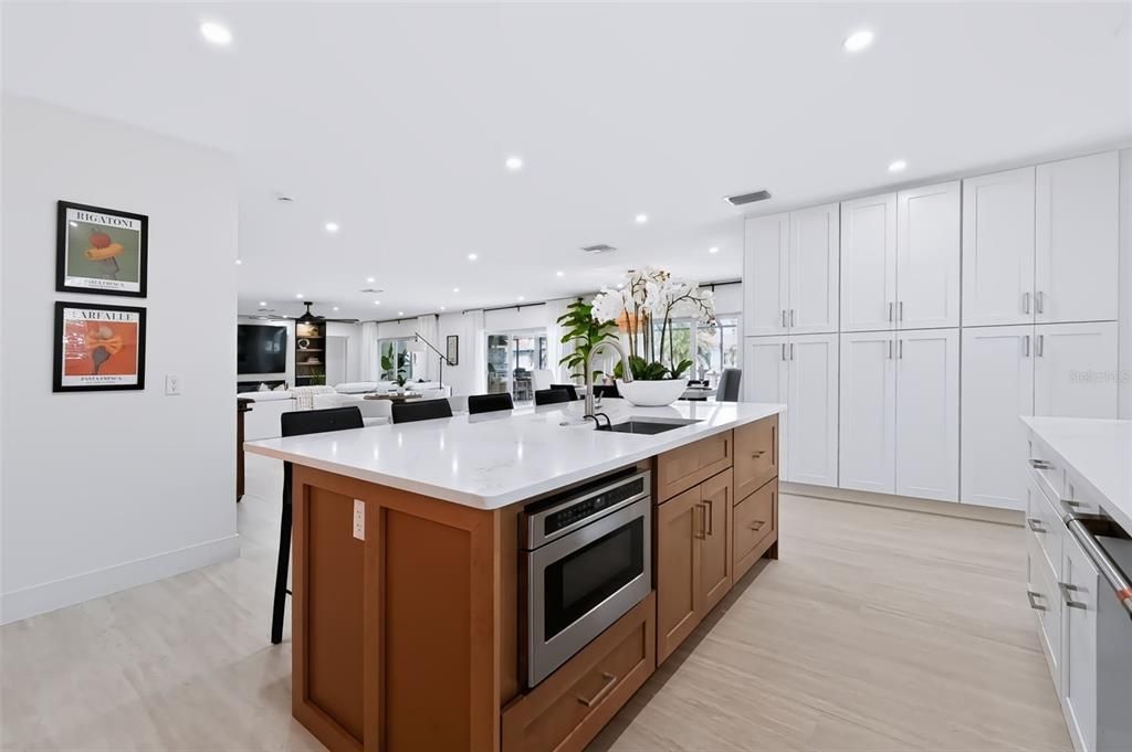 En Venta: $2,400,000 (3 camas, 4 baños, 2800 Pies cuadrados)