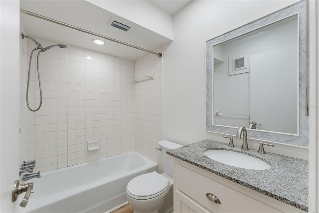For Rent: $1,800 (1 beds, 1 baths, 725 Square Feet)