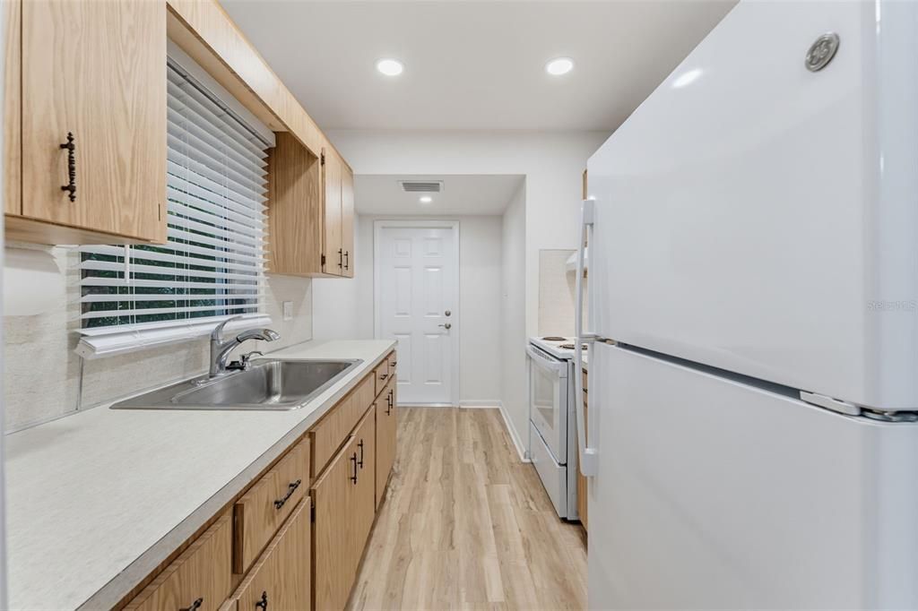 For Rent: $1,800 (1 beds, 1 baths, 725 Square Feet)
