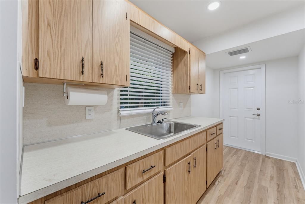 For Rent: $1,800 (1 beds, 1 baths, 725 Square Feet)
