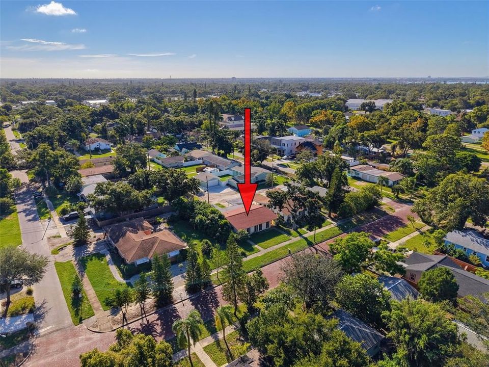 For Rent: $1,800 (1 beds, 1 baths, 725 Square Feet)