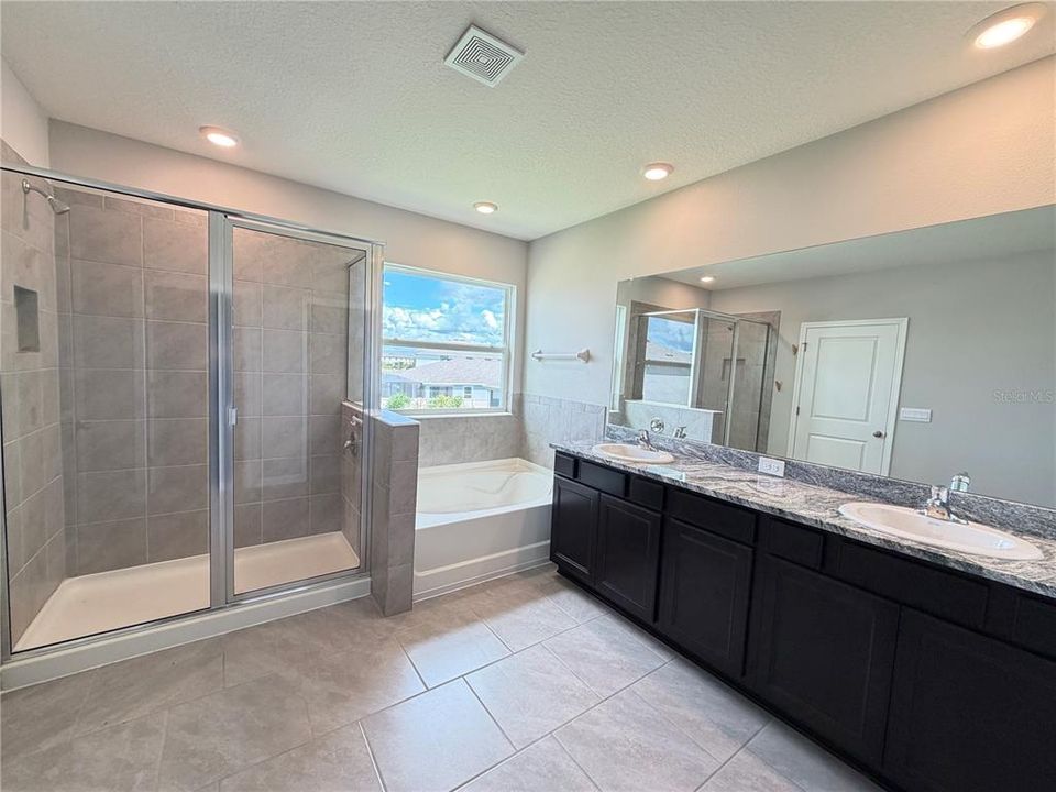 For Rent: $3,200 (4 beds, 3 baths, 2756 Square Feet)