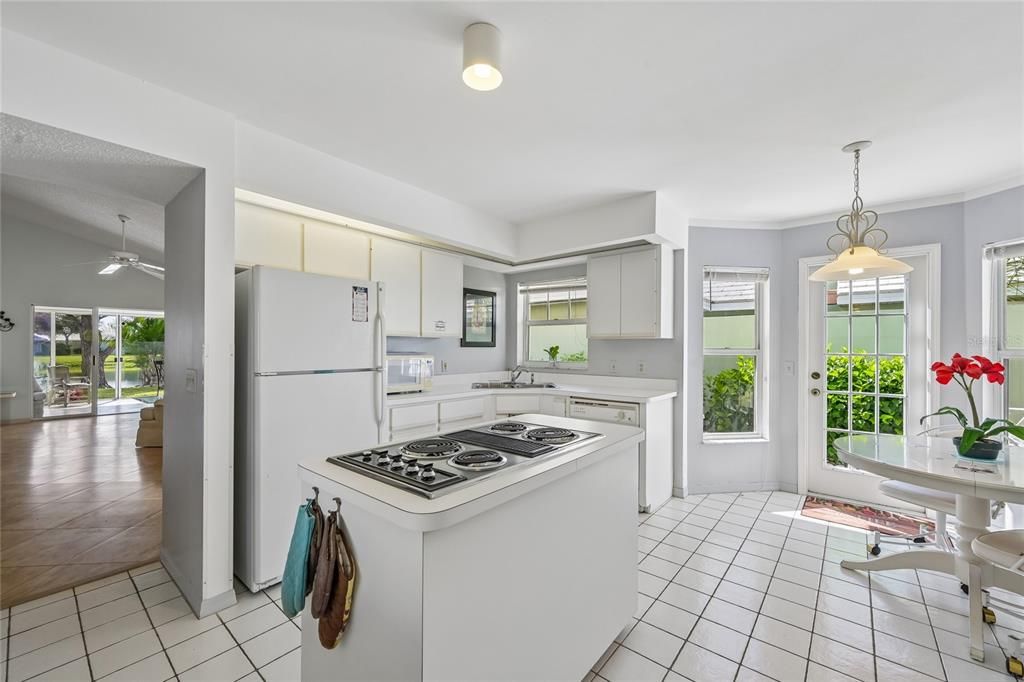На продажу: $269,999 (2 спален, 2 ванн, 1327 Квадратных фут)