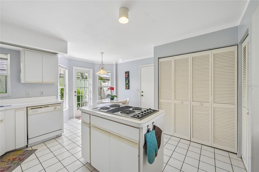 На продажу: $269,999 (2 спален, 2 ванн, 1327 Квадратных фут)