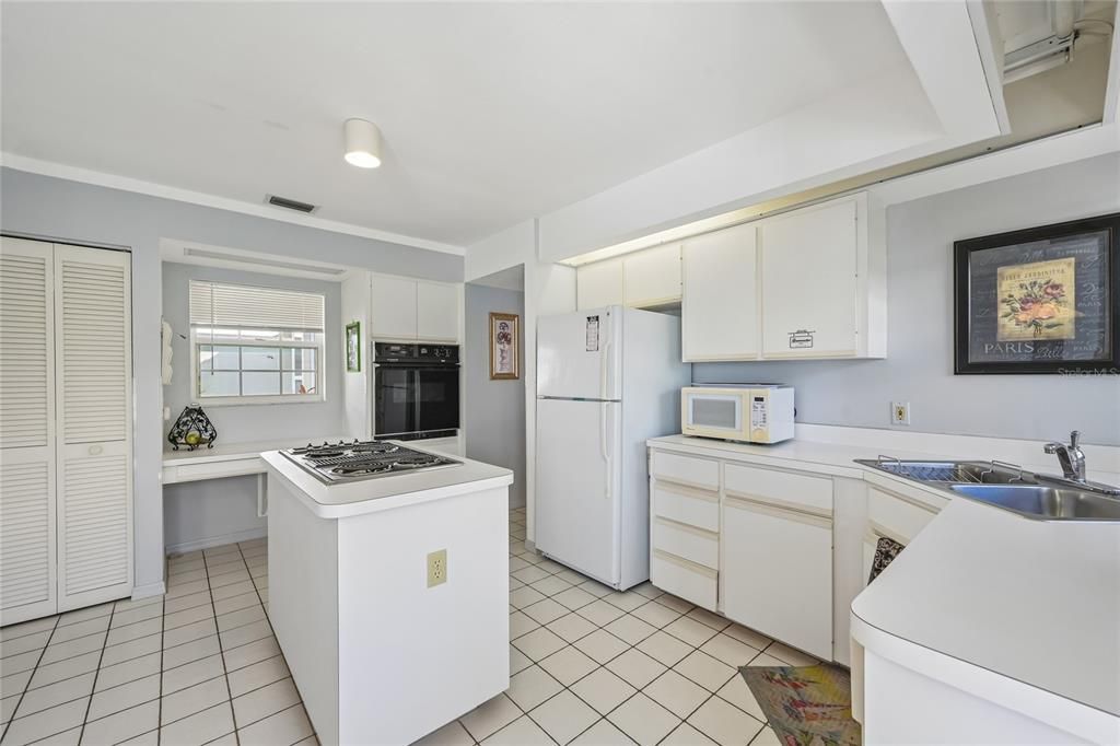 На продажу: $269,999 (2 спален, 2 ванн, 1327 Квадратных фут)