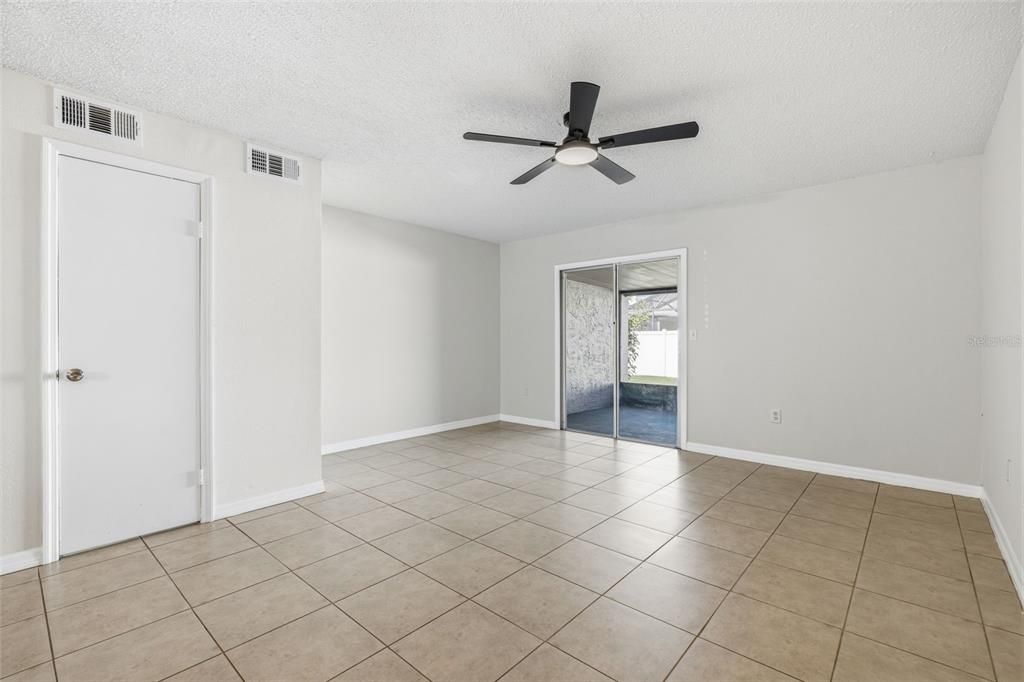 For Rent: $1,800 (2 beds, 1 baths, 960 Square Feet)