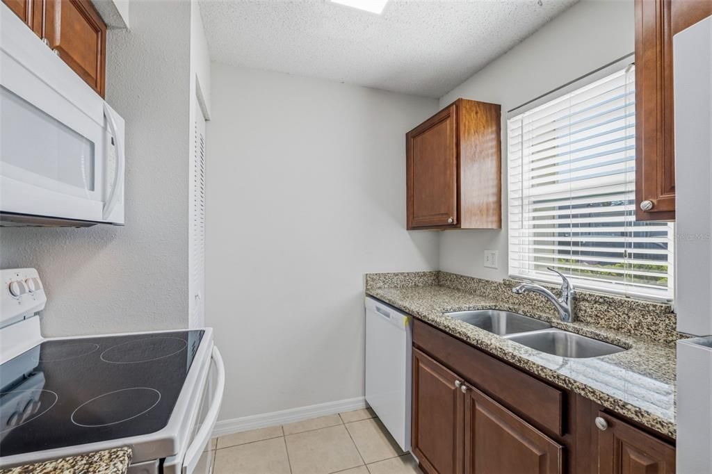 For Rent: $1,800 (2 beds, 1 baths, 960 Square Feet)